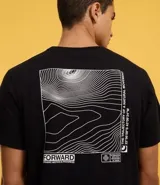 Remera negra de algodón con cuello redondo y mangas cortas. Presenta un estampado con texto y figuras geométricas en el lado superior derecho del frente.
