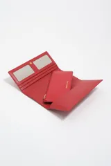 Billetera de estructura rígida color negro con logo metálico dorado de la marca Bimba y Lola en el frente. El interior cuenta con tarjetero y monedero con cierre de cremallera.