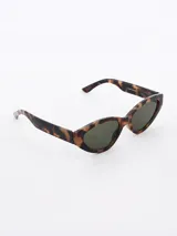 Lentes de sol con montura de carey y lentes color verde oscuro.