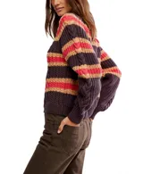 Sweater corto de estilo cuadrado con tejido de ochos clásico y diseño a rayas horizontales en blanco, azul claro y azul oscuro.