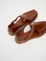 Sandalias de cuero azul con diseño semi-abierto y tiras tipo gladiador. Cierre con velcro y forro interior de cuero de chancho. Calzan chico.