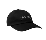 Gorra negra de algodón con visera curva y logo de Thrasher bordado en blanco en el frente.