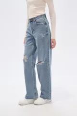 Pantalón jean azul claro, de corte recto y tiro alto, con roturas en las rodillas y detalles deshilachados en los bolsillos.