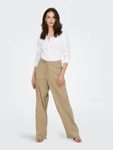Pantalón color beige de corte recto con cintura con cordón ajustable, bolsillos laterales y traseros. Marca Only.