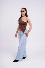 Top color borgoña con escote halter asimétrico y tiras finas que se atan al cuello.