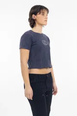 Remera corta gris con logo ovalado estampado en el centro.