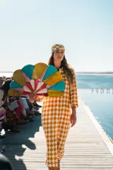 Vestido camisero largo de lino con estampado geométrico en tonos naranja y blanco. Tiene cuello mao, cierre frontal con botones de nácar, bolsillos plaqué y mangas largas que pueden arremangarse. El print Mattone D’Oro fue pintado a mano.