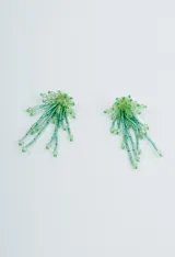 Aros colgantes con base de cuentas verdes y flecos de mostacillas tubulares verdes.