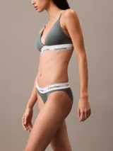 Conjunto Calvin Klein Modern Cotton color verde grisáceo, compuesto por un corpiño triangular con breteles finos y una bombacha clásica tipo tanga. Ambos con cintura elástica blanca con logo de la marca.