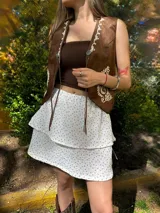 Minifalda blanca con estampado floral y volados.