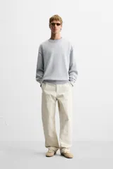 Sweater negro de algodón con cuello redondo y mangas largas. Tiene un acabado lavado con efecto desgastado y rib en cuello, puños y bajo.