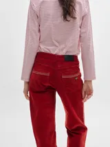 Pantalón de pana color beige con calce holgado y detalle de línea lateral.