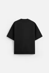 Sudadera negra de corte relaxed fit, confeccionada en tejido interlock de algodón con elasticidad. Tiene cuello redondo, manga corta y bajo acabado en rib.