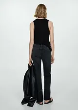 Pantalón de jean negro con corte recto, tiro medio, cinco bolsillos y ruedo con vuelta.