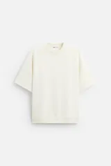 Sudadera negra de corte relaxed fit, confeccionada en tejido interlock de algodón con elasticidad. Tiene cuello redondo, manga corta y bajo acabado en rib.