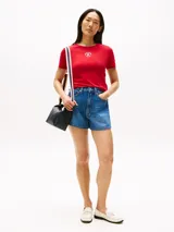 Remera roja de corte slim con cuello redondo y logo estampado en el pecho. Confeccionada en algodón regenerativo y elastano.