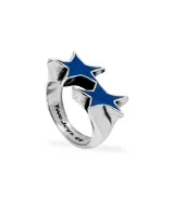 Anillo plateado con dos estrellas azules esmaltadas en el frente y la inscripción "TwoJeys" grabada en el interior.