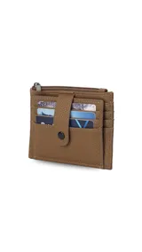 Tarjetero negro de símil cuero con presilla frontal y capacidad para 11 tarjetas. Incluye un visor transparente y un bolsillo con cierre para monedas o billetes.