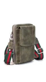 Phonebag color verde militar con textura desgastada, bolsillo frontal con tapa para celular, cierre perimetral y correa de galón regulable y desmontable con rayas verdes y rojas. En el interior, cuenta con bolsillos para documentos, reparticiones para tarjetas y billetes.