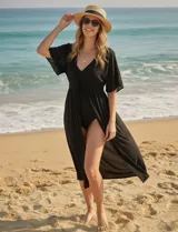 Kaftan de color blanco con apliques de puntilla en el escote y la cintura. Presenta una abertura central con lazo para atar, mangas cortas amplias y un diseño fluido de marca Barrington.