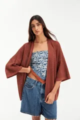 Kimono tejido de punto color ladrillo, con mangas 3/4 y diseño calado.
