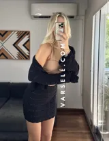 Torerita de crochet color crudo, con mangas largas y cordón para atar en el delantero. Talle único.