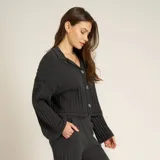 Cardigan de canalé ancho y suave, con ajuste relajado, cuello clásico y botones frontales. Manga ancha acampanada.