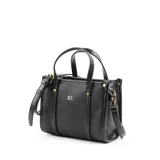 Cartera negra tipo tote chica de cuero sintético graneado, con doble asa corta y correa larga regulable extraíble. Tiene cierre superior, bolsillo interno con cierre y dos bolsillos abiertos. El logo de XL Extra Large es metálico y está ubicado en el frente.
