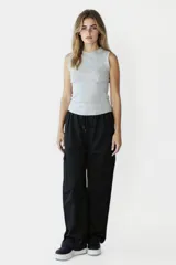 Musculosa gris de algodón con cuello redondo y sisas amplias.