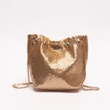 Bolso tipo saco de malla metálica color dorado, con cordón ajustable en la parte superior y correa de cadena fina.