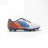 Championes de fútbol Umbro ILLUSION, color blanco con detalles en azul y naranja.