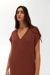 Vestido kaftan corto color terracota, de tejido calado con patrón de esterilla y escote en V.