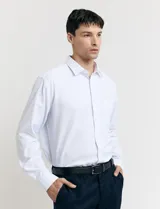 Camisa blanca de vestir, de manga larga y corte clásico.