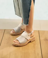 Sandalias de cuero color suela con plataforma y hebilla ajustable.