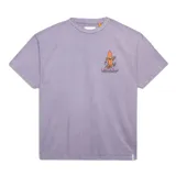 Remera de manga corta color lila con un estampado pequeño en el pecho que presenta una tabla de surf antropomórfica con gafas de sol y una bebida, junto al texto "CRITICAL SLIDE" y "FAST & LOOSE".