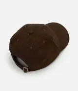 Gorra marrón de sarga con visera curva y cierre ajustable con hebilla.