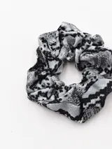 Coletero scrunchie con estampado de piel de serpiente en tonos grises y negros.