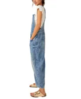 Jardinero denim de calce amplio, color celeste.