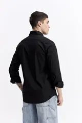 Camisa clásica lisa de manga larga color blanco, con cartera abotonada y logo bordado. Confeccionada en algodón y spandex, de corte slim.