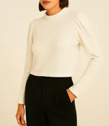 Sweater corto fucsia de lanilla, con cuello alto y mangas largas abullonadas.