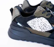 Championes con base negra y detalles en verde oliva, gamuza y charol.