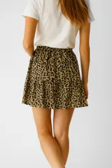 Minifalda con estampado animal print, corte evasé y cintura elastizada.