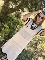 Remerón tejido color marrón con calados y cuello estilo camisa.