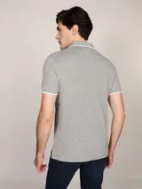Chomba gris de algodón y lino, corte regular, con cuello clásico, tapeta de dos botones y logo bordado en el pecho.