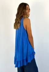 Musculosa rosa con volados en el ruedo.