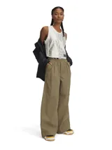 Pantalón ancho color marrón con cintura elástica, bolsillos laterales y corte holgado. Confeccionado en tejido técnico repelente al agua y duradero.