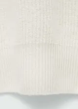 Sweater color crudo de punto medio, cuello perkins y manga larga. Diseño oversize con terminaciones de canalé.