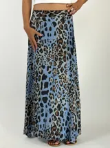 Pollera larga con estampado animal print en tonos celeste, marrón y negro.