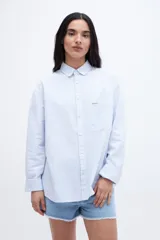 Camisa de algodón a rayas verticales rosas y blancas, con cuello solapa clásico y bolsillo cuadrado en el pecho.