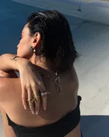 Collar plateado con eslabones grandes de metal con forma irregular.